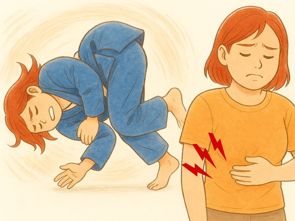 柔術の練習中に転がる動きで肋骨を痛めた女性と、普段着で肋骨を押さえ痛そうにしている女性を並べて描いた手描き風イラスト
