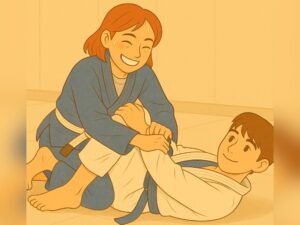 柔術ジムのマットの上で、若い練習生とスパーリングする女性。息を切らしながらも笑顔を見せ、年齢を超えてともに稽古を楽しむ様子が描かれている。