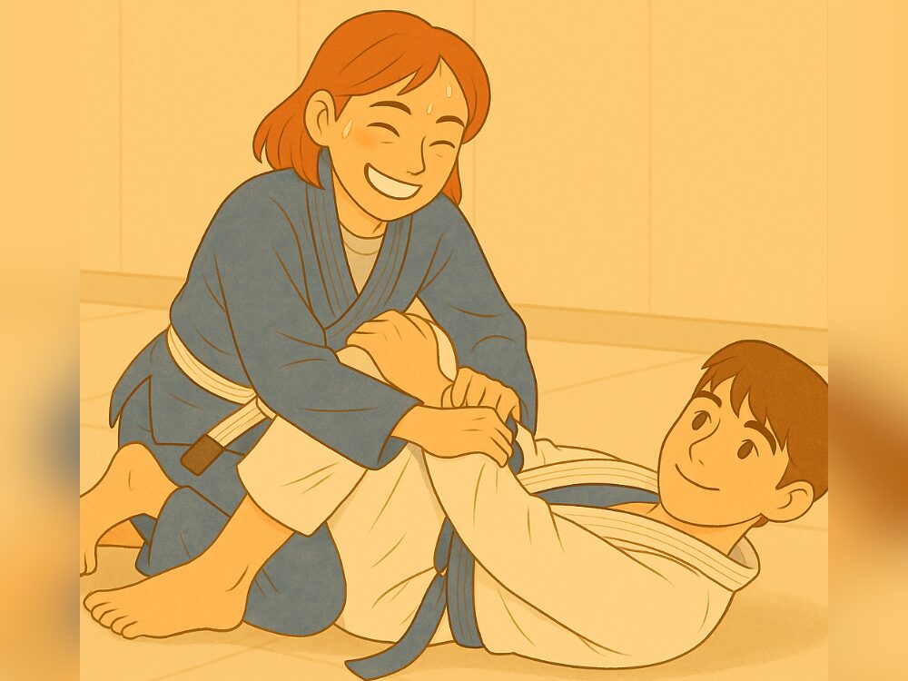 柔術ジムのマットの上で、若い練習生とスパーリングする女性。息を切らしながらも笑顔を見せ、年齢を超えてともに稽古を楽しむ様子が描かれている。